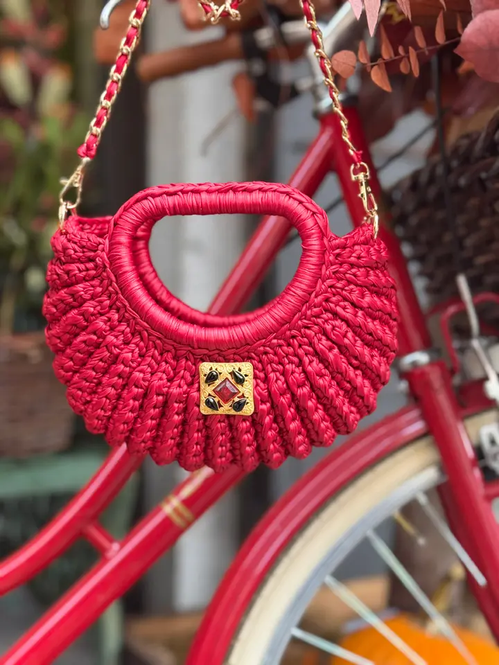 Coquille MiniSkin Rosso mini bag dettagli dorati e silhouette compatta, artigianale e Made in Italy