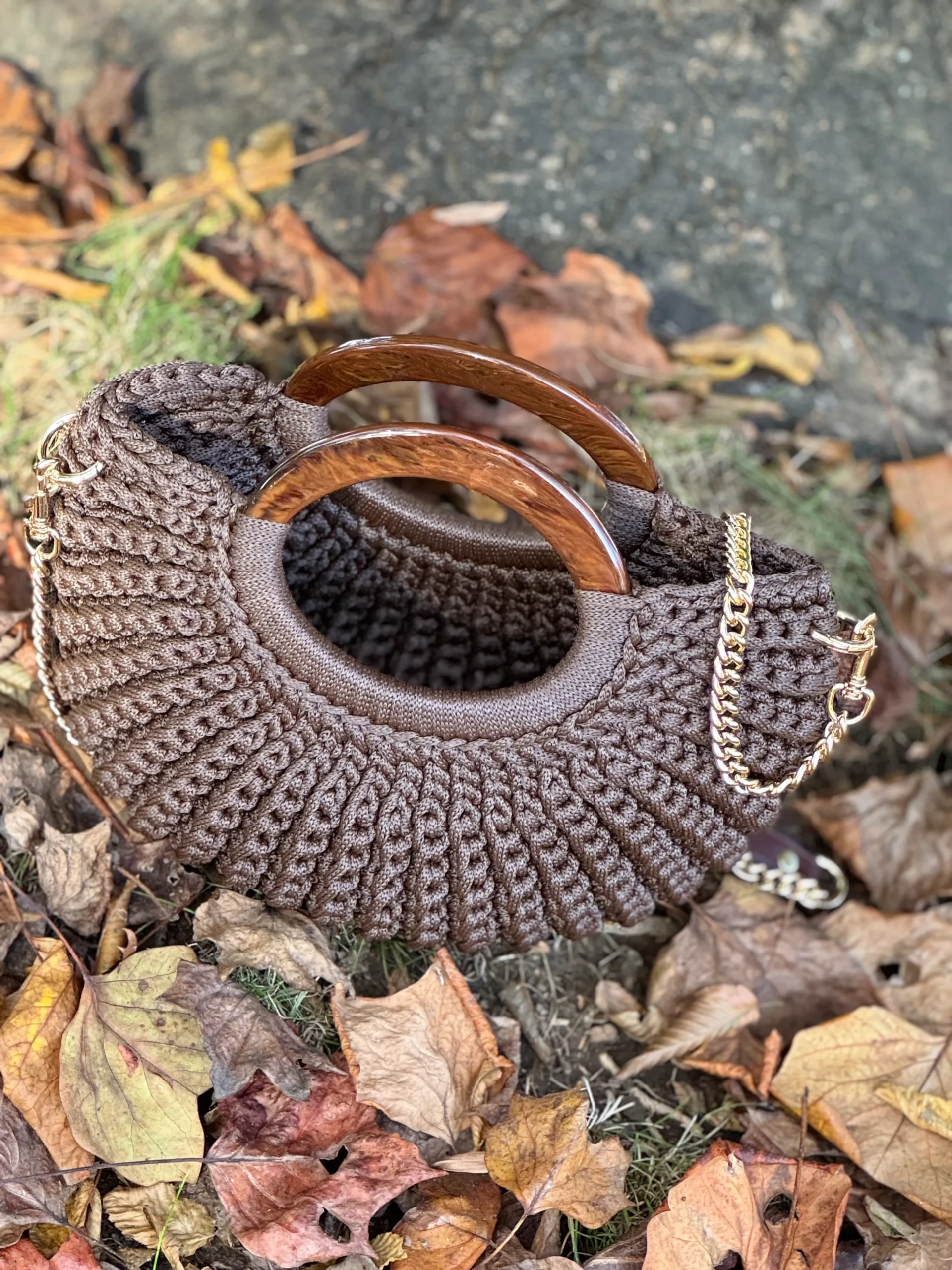 Coquille Elowen Marron Glacé borsa a spalla vista laterale con tracolla in metallo, artigianale e Made in Italy