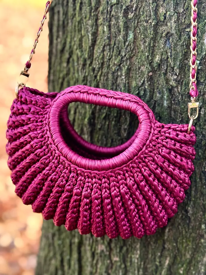 Foto di Coquille MiniSkin Bordeaux mini bag artigianale in similpelle fatta a mano in Italia