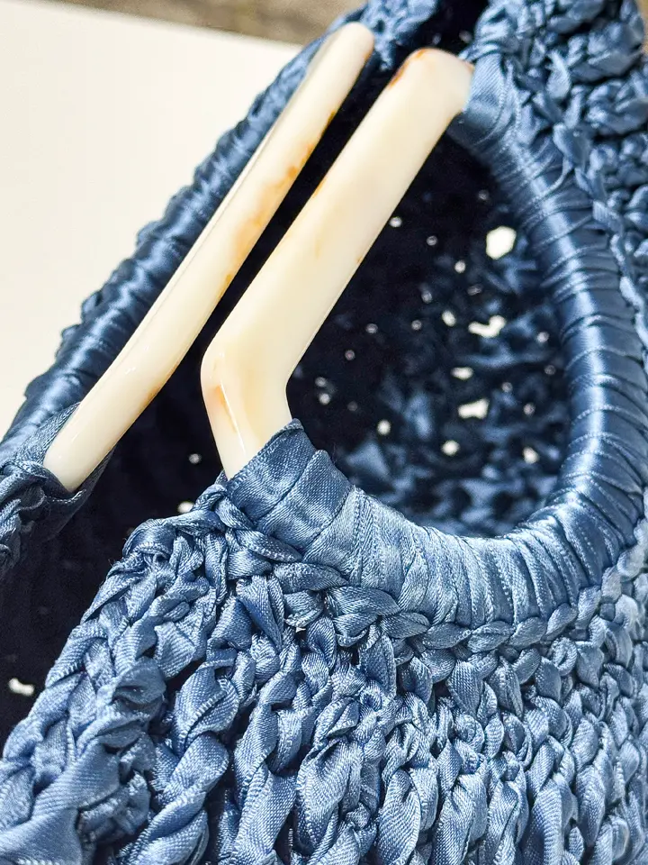 Foto di Coquille Moménto Denim mini bag crochet dettaglio manico svasato in resina marmorizzata, artigianale e Made in Italy