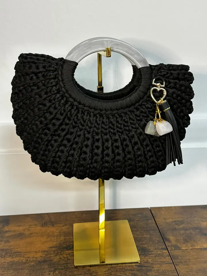 Coquille Ondé Noir borsa lusso artigianale in crochet elegante e decisa, con manico in resina, unica e Made in Italy