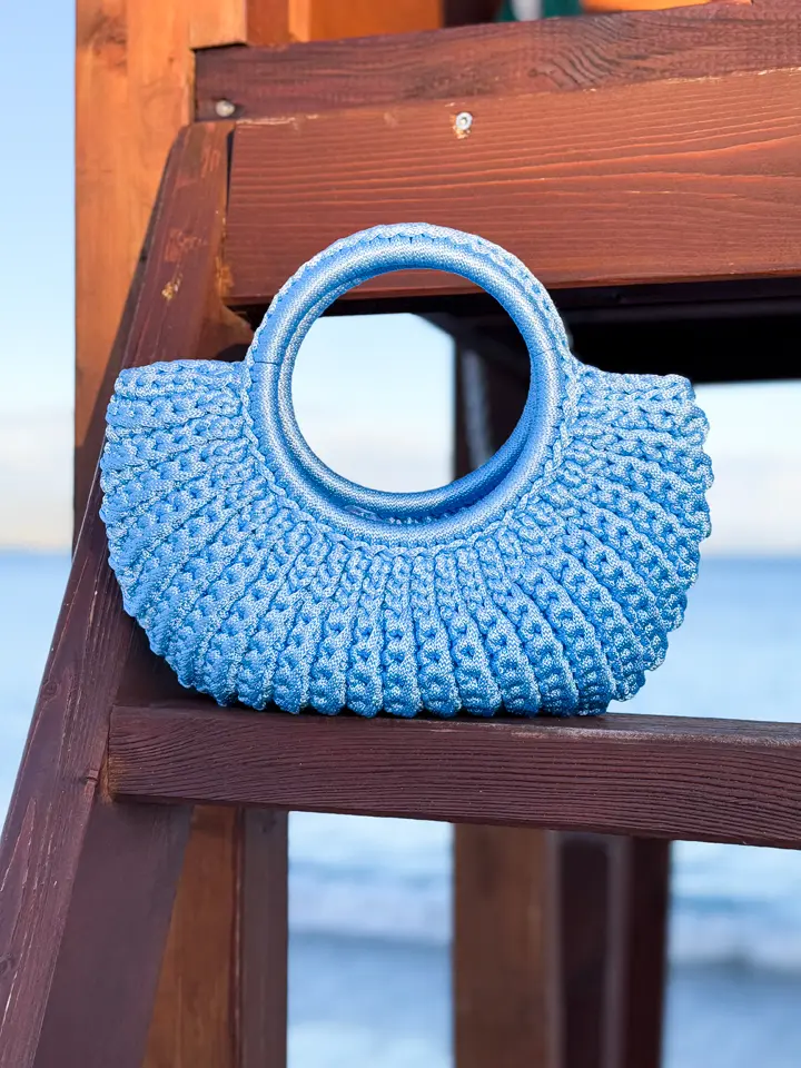 Coquille Marea Azzurra borsa a mano artigianale in crochet luminosa e leggera, con manico rotondo, Made in Italy