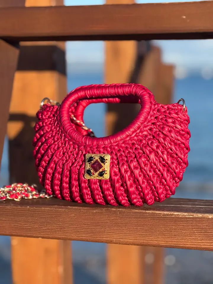 Coquille MiniSkin Rosso borsa elegante vista sportiva con design compatto e struttura crochet in similpelle, unica e Made in Italy